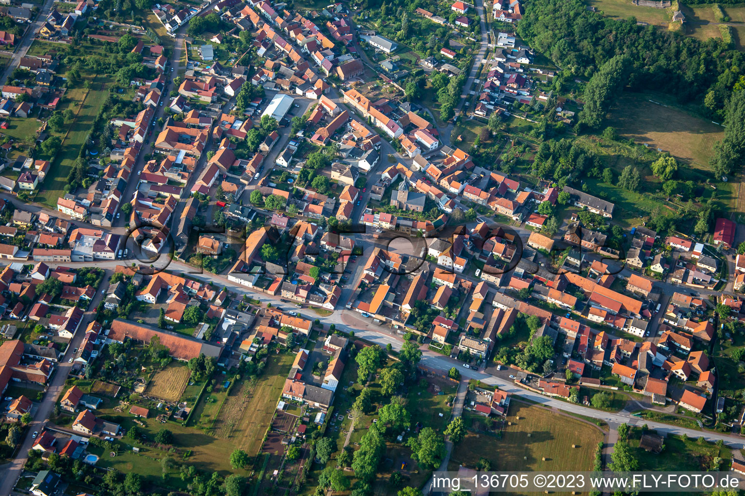 Vue aérienne de Saint-Salvator Ev. Église Tilleda à le quartier Tilleda in Kelbra dans le département Saxe-Anhalt, Allemagne