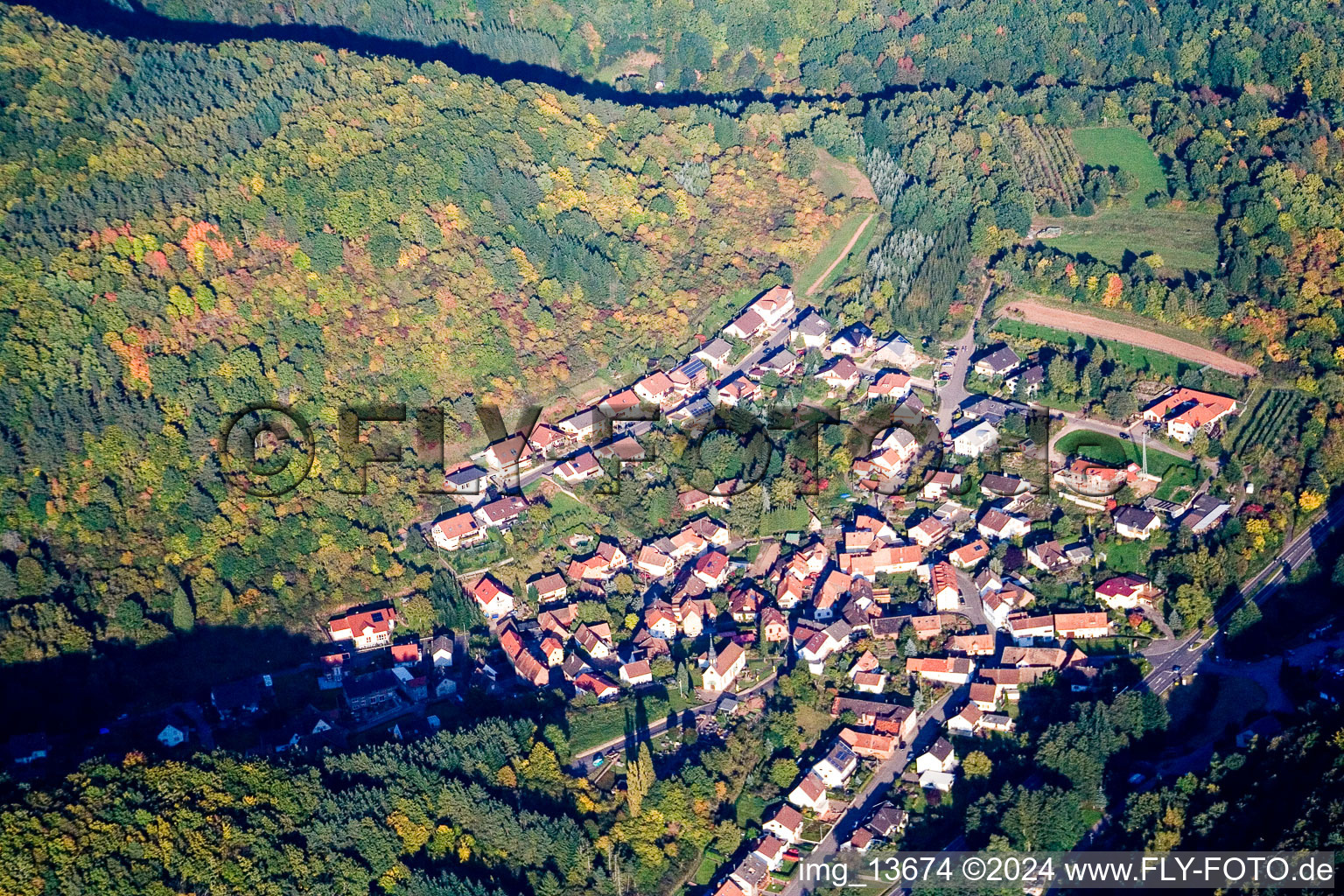 Vue d'oiseau de Waldhambach dans le département Rhénanie-Palatinat, Allemagne