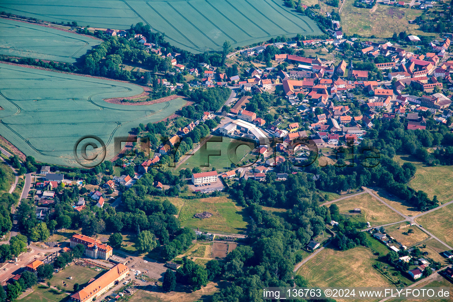 Vue aérienne de Terrain de sport sur l'avenue à le quartier Meisdorf in Falkenstein dans le département Saxe-Anhalt, Allemagne