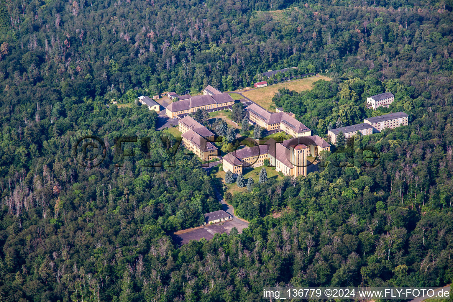 Vue aérienne de Centre de formation Großer Ziegenberg, Fussball-Akademie GmbH et Kunststeich Ballenstedt à Ballenstedt dans le département Saxe-Anhalt, Allemagne