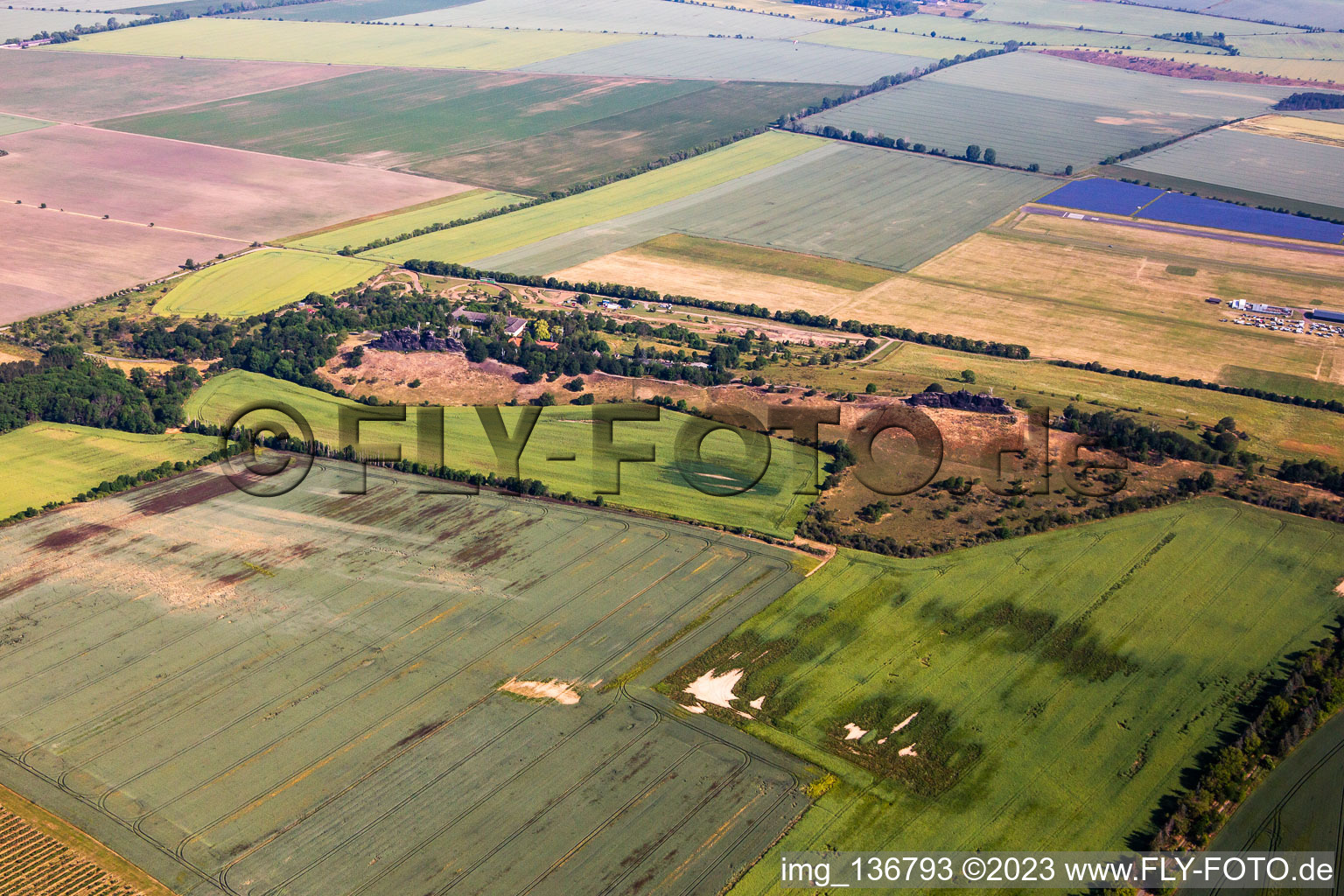 Vue aérienne de Grande et petite contre-pierre à Ballenstedt dans le département Saxe-Anhalt, Allemagne