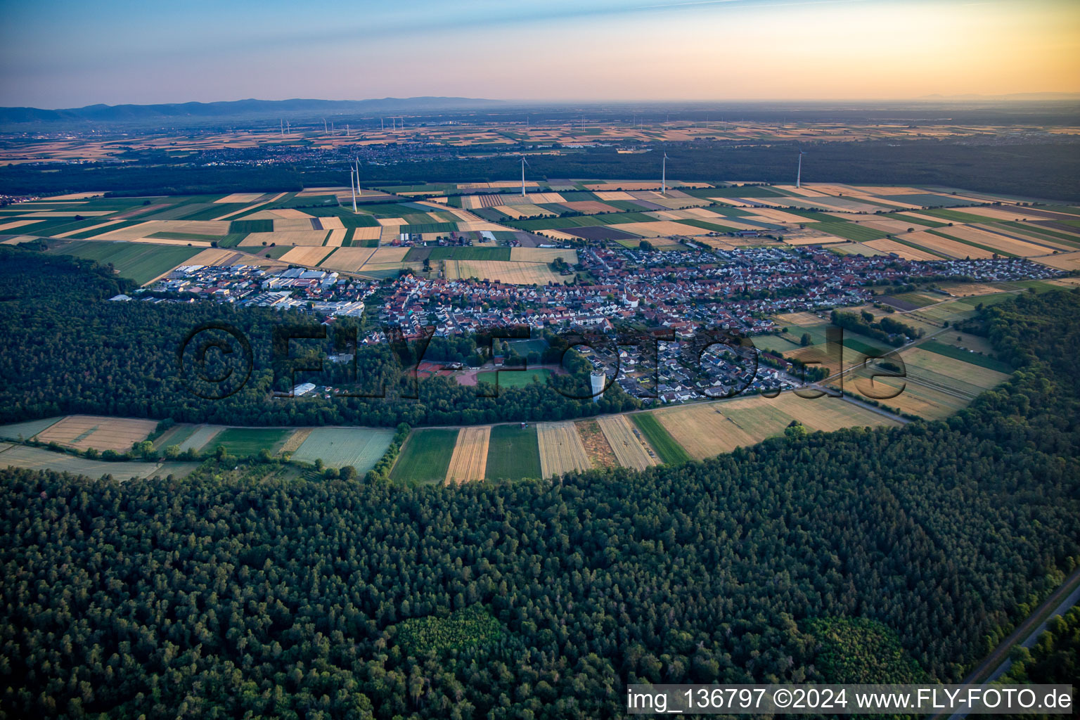 Vue aérienne de Au lever du soleil à Hatzenbühl dans le département Rhénanie-Palatinat, Allemagne