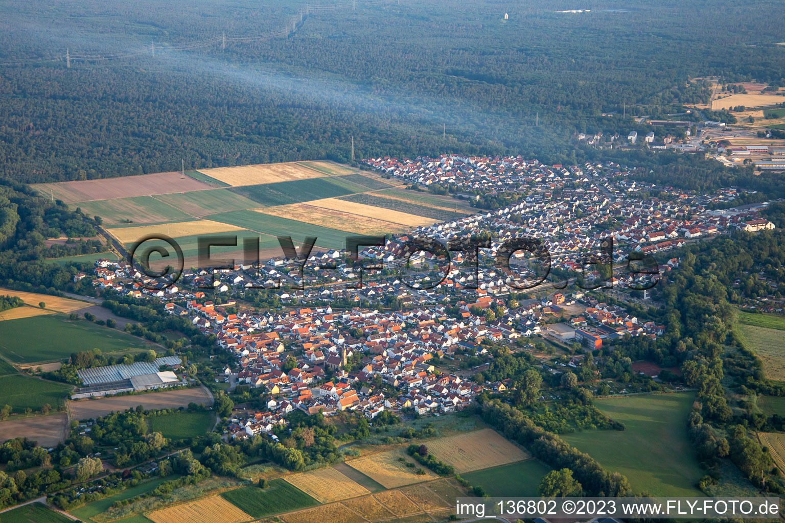 Vue aérienne de Du sud-est à le quartier Sondernheim in Germersheim dans le département Rhénanie-Palatinat, Allemagne