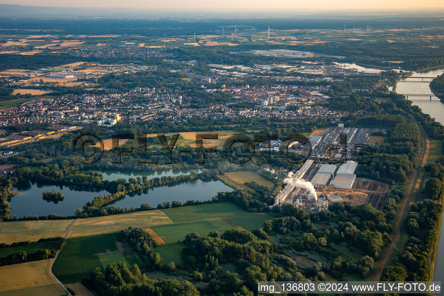 Vue aérienne de Du sud le matin à Germersheim dans le département Rhénanie-Palatinat, Allemagne