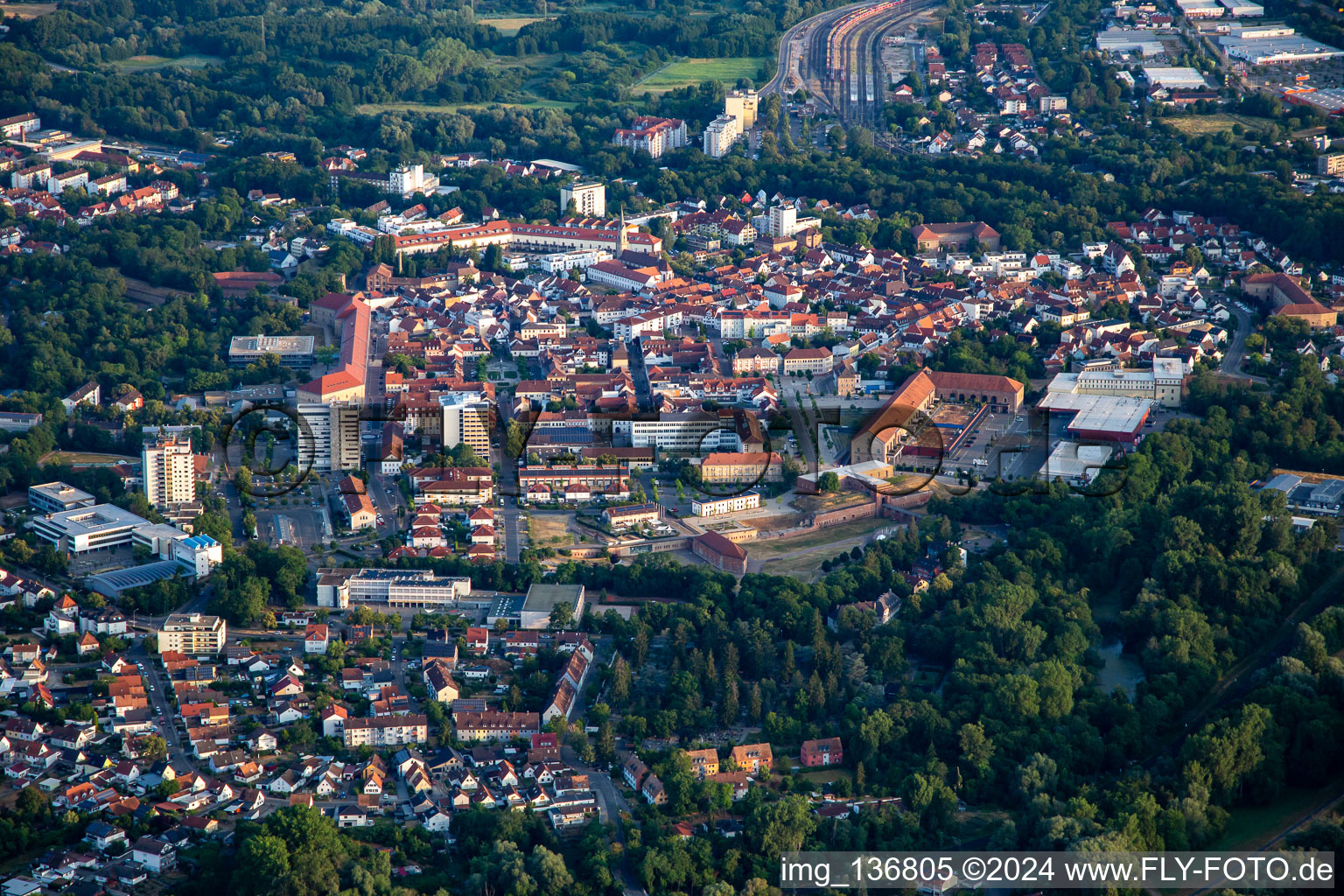 Vue aérienne de Parc municipal de Fronte Lamotte à Germersheim dans le département Rhénanie-Palatinat, Allemagne