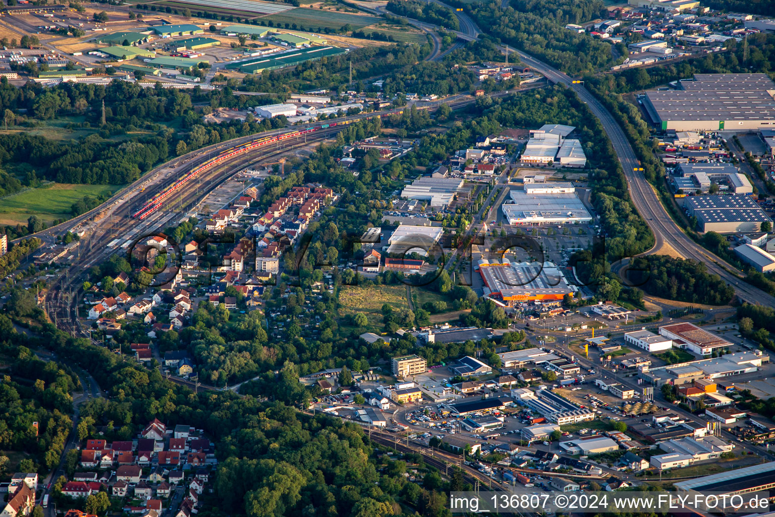 Vue aérienne de Zone commerciale à la gare à Germersheim dans le département Rhénanie-Palatinat, Allemagne