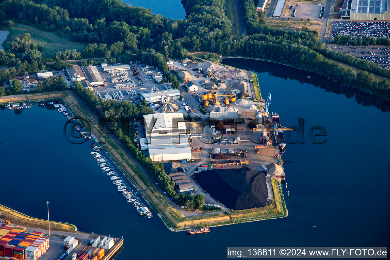 Vue aérienne de Dyckerhoff Beton GmbH au port à Germersheim dans le département Rhénanie-Palatinat, Allemagne