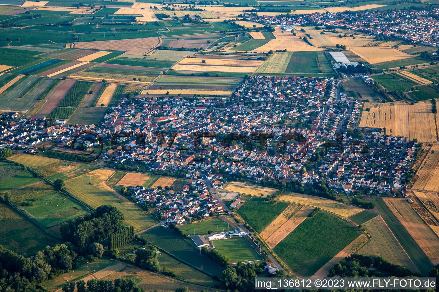 Vue aérienne de De l'est le matin à le quartier Mechtersheim in Römerberg dans le département Rhénanie-Palatinat, Allemagne