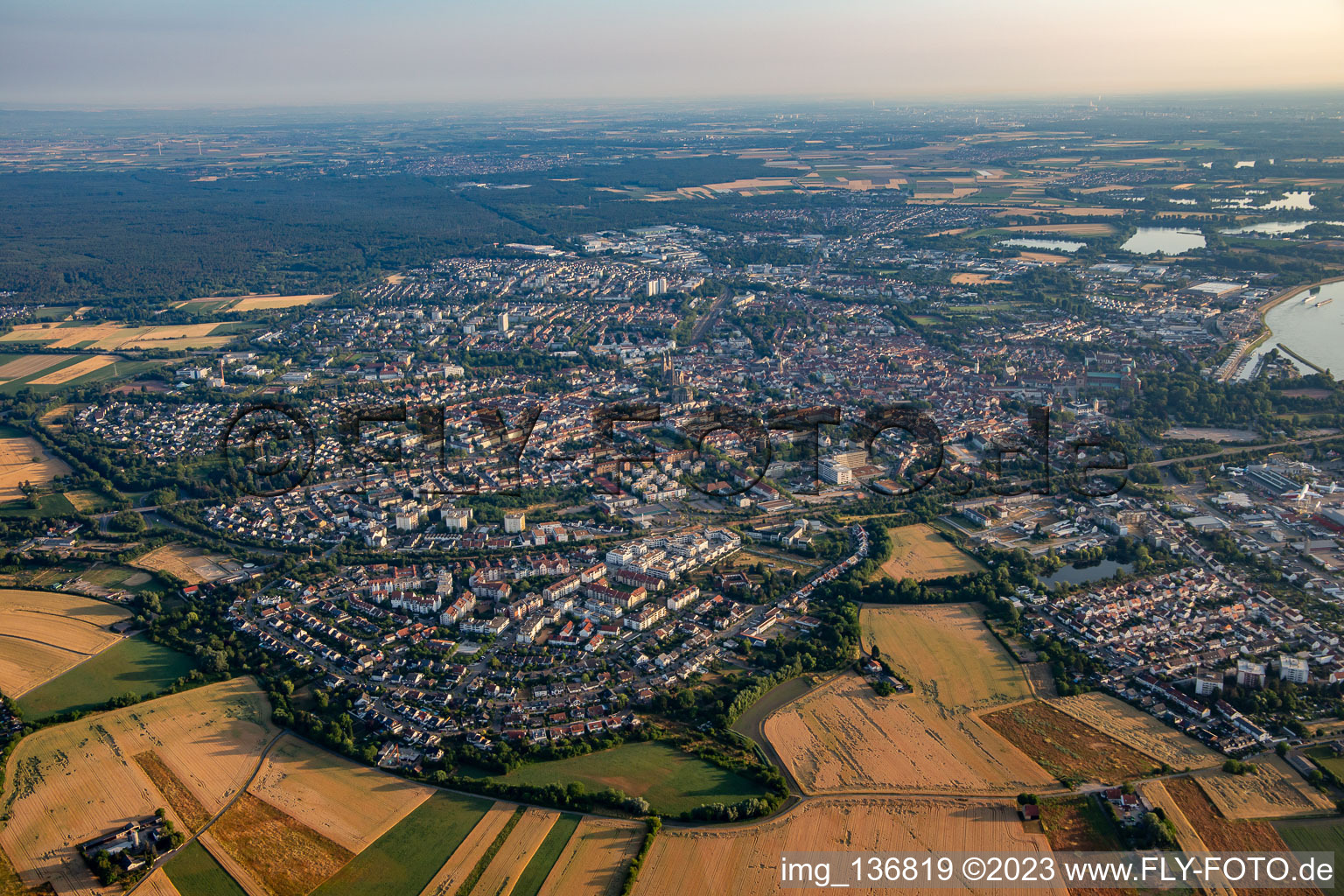 Vue aérienne de Du sud le matin à Speyer dans le département Rhénanie-Palatinat, Allemagne