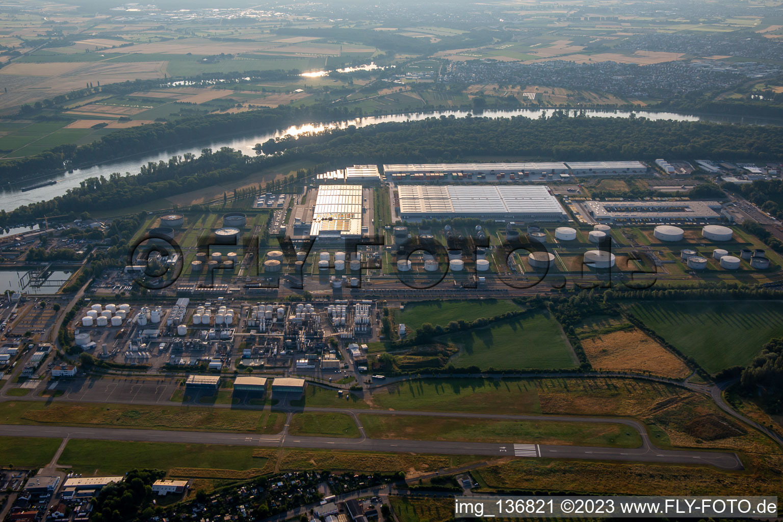 Vue aérienne de Parc de stockage TanQuid à l'aéroport Speyer-LU à Speyer dans le département Rhénanie-Palatinat, Allemagne