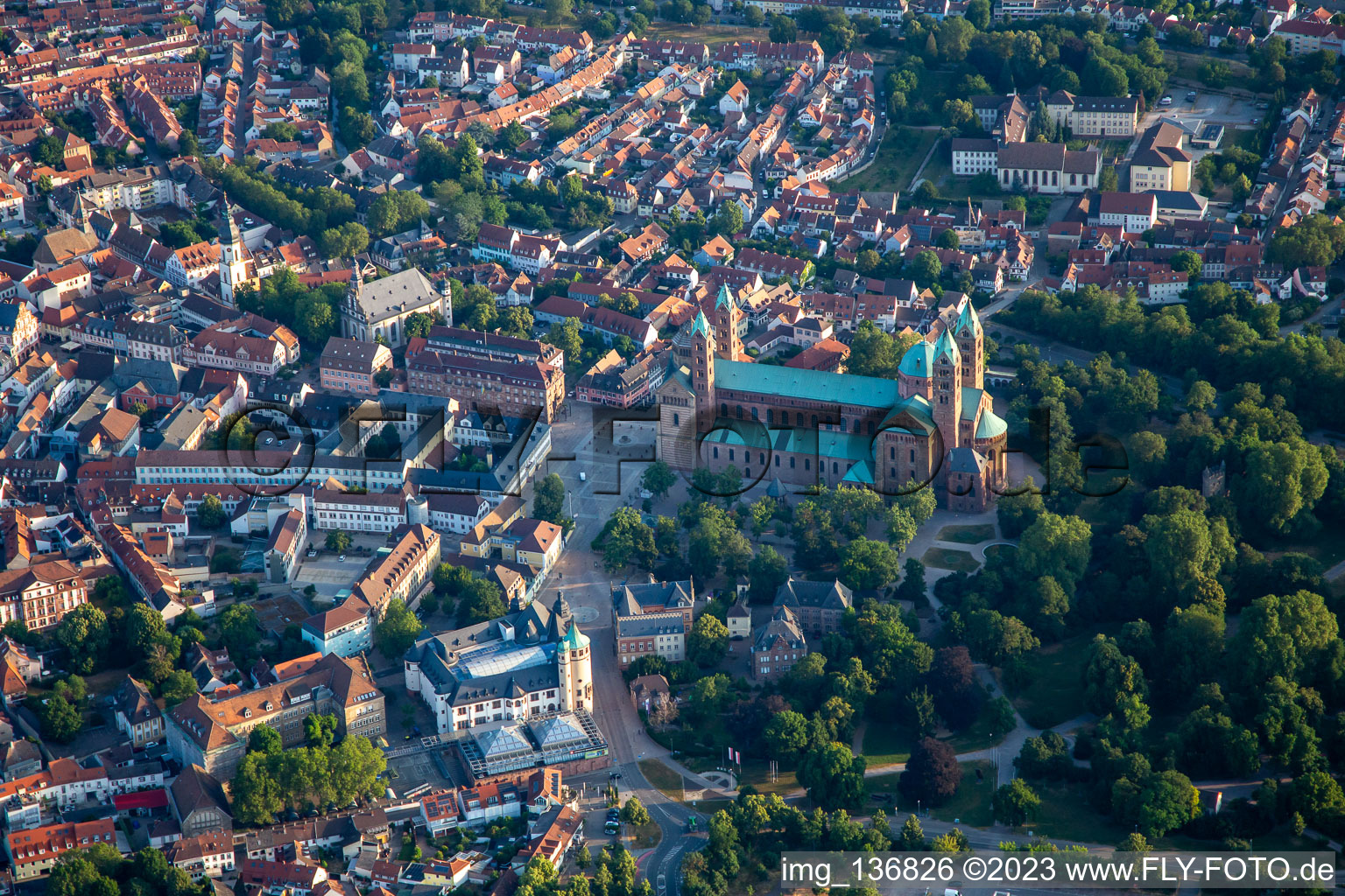 Vue aérienne de Place de la Cathédrale le matin à Speyer dans le département Rhénanie-Palatinat, Allemagne