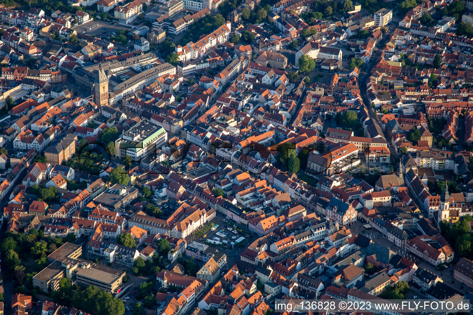 Vue aérienne de Maximilianstrasse à Speyer dans le département Rhénanie-Palatinat, Allemagne