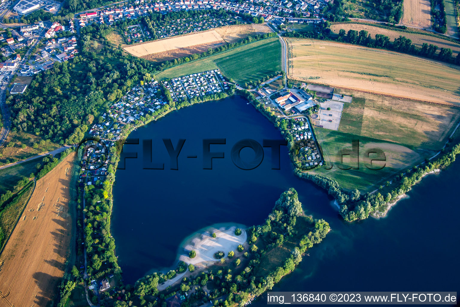 Vue aérienne de Lac Steinhäuserwühl à Speyer dans le département Rhénanie-Palatinat, Allemagne