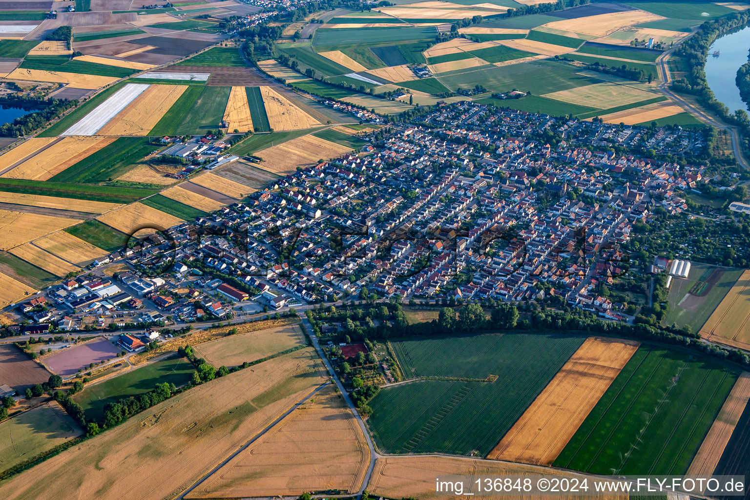 Vue aérienne de Du sud à Otterstadt dans le département Rhénanie-Palatinat, Allemagne