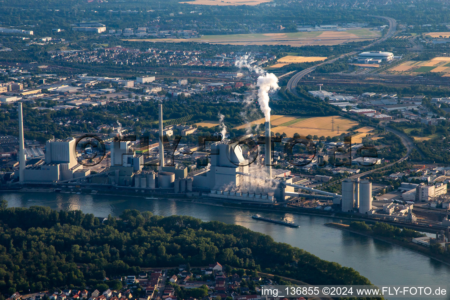 Vue aérienne de Grande centrale électrique Mannheim GKM du sud à le quartier Neckarau in Mannheim dans le département Bade-Wurtemberg, Allemagne