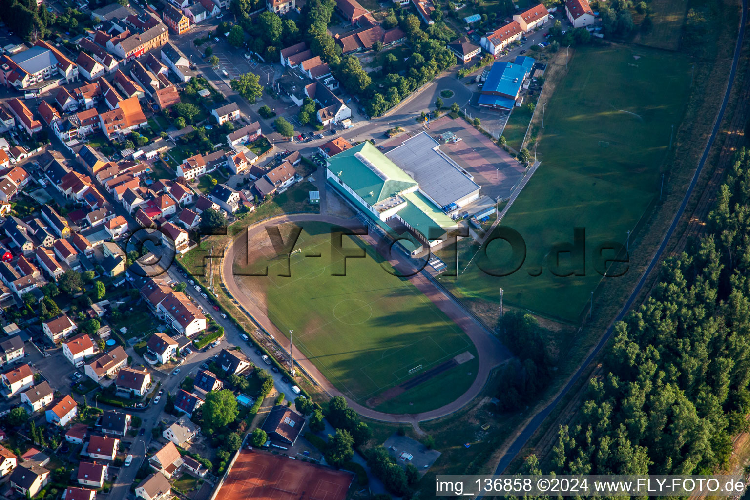 Vue aérienne de Stade à Altrip dans le département Rhénanie-Palatinat, Allemagne