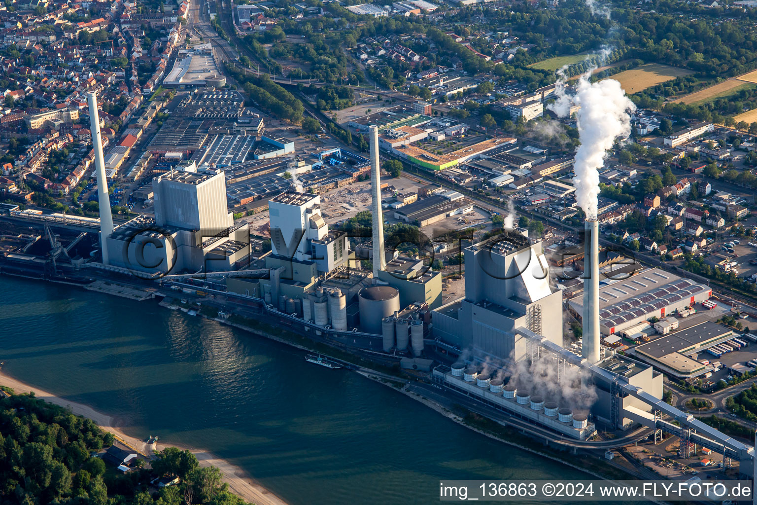 Vue aérienne de Grande centrale électrique Mannheim GKM du sud à le quartier Neckarau in Mannheim dans le département Bade-Wurtemberg, Allemagne