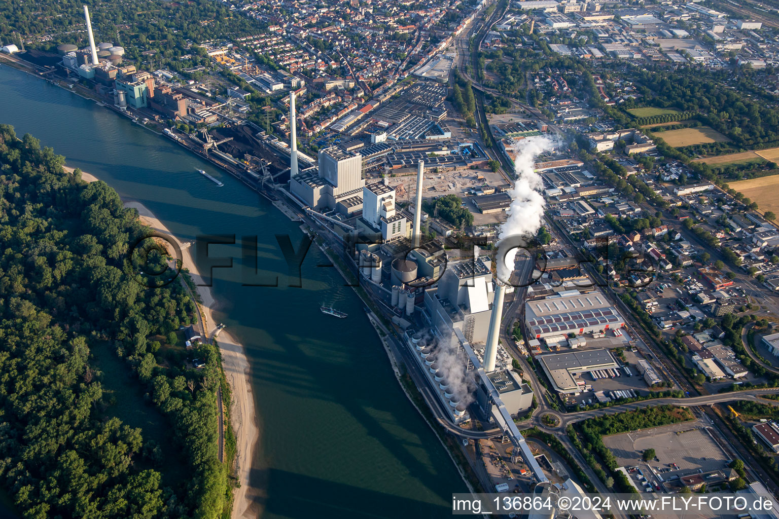 Photographie aérienne de Grande centrale électrique Mannheim GKM du sud à le quartier Neckarau in Mannheim dans le département Bade-Wurtemberg, Allemagne