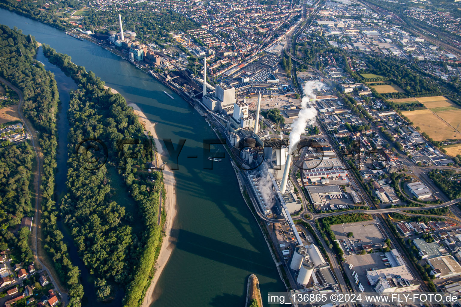 Vue oblique de Grande centrale électrique Mannheim GKM du sud à le quartier Neckarau in Mannheim dans le département Bade-Wurtemberg, Allemagne