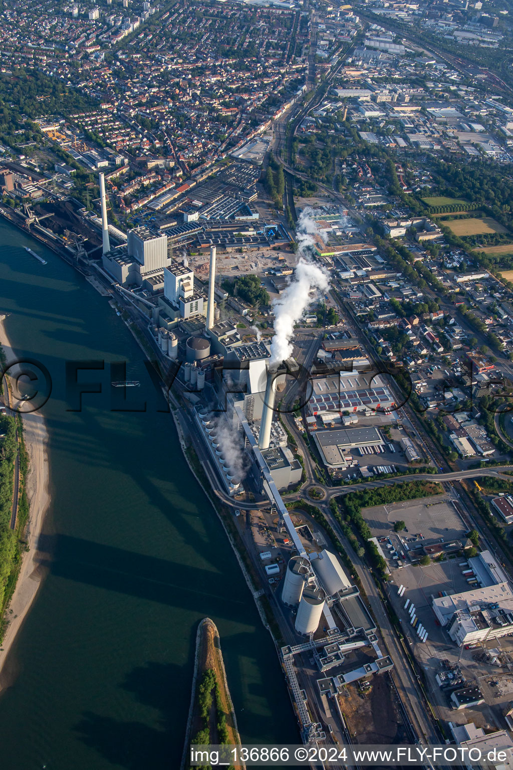 Vue aérienne de Grande centrale électrique Mannheim GKM du sud-est à le quartier Neckarau in Mannheim dans le département Bade-Wurtemberg, Allemagne