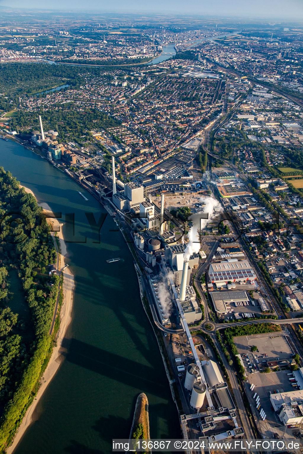 Vue aérienne de Grande centrale électrique Mannheim GKM du sud-est à le quartier Neckarau in Mannheim dans le département Bade-Wurtemberg, Allemagne