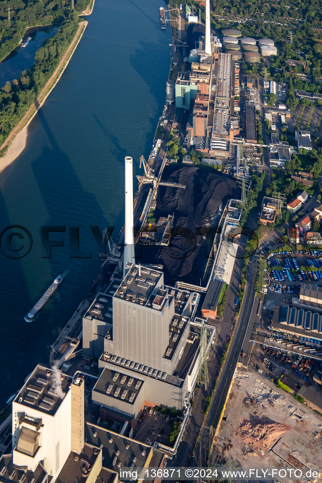 Vue aérienne de Partie ancienne de la grande centrale électrique Mannheim GKM vue de l'est à le quartier Neckarau in Mannheim dans le département Bade-Wurtemberg, Allemagne