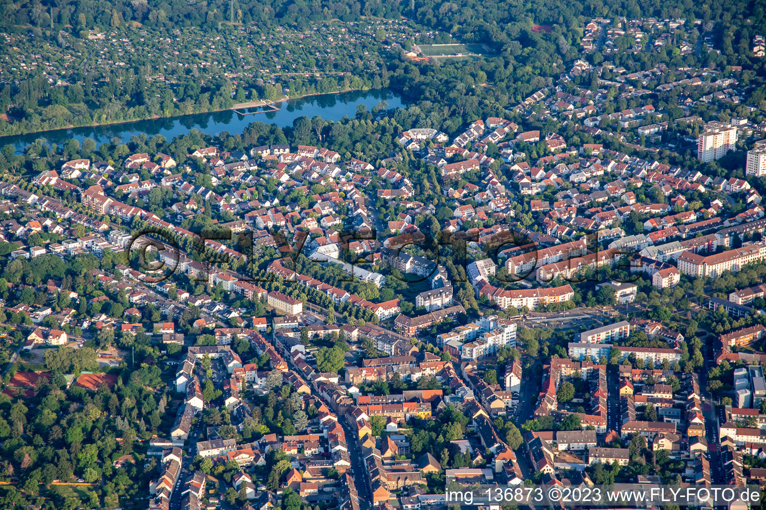 Vue aérienne de Du sud-est à le quartier Niederfeld in Mannheim dans le département Bade-Wurtemberg, Allemagne