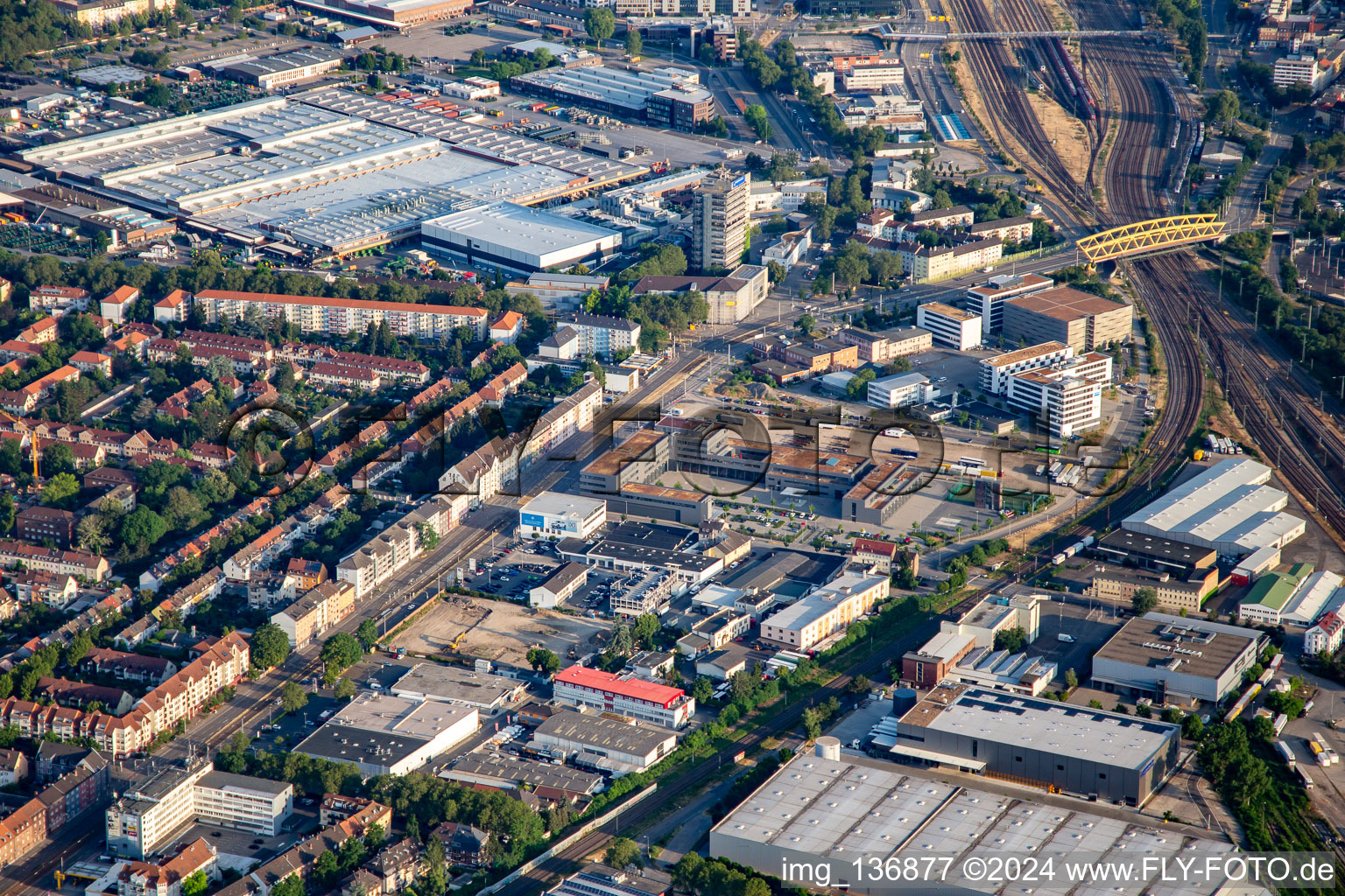 Vue aérienne de Traversée du Neckarau à le quartier Lindenhof in Mannheim dans le département Bade-Wurtemberg, Allemagne