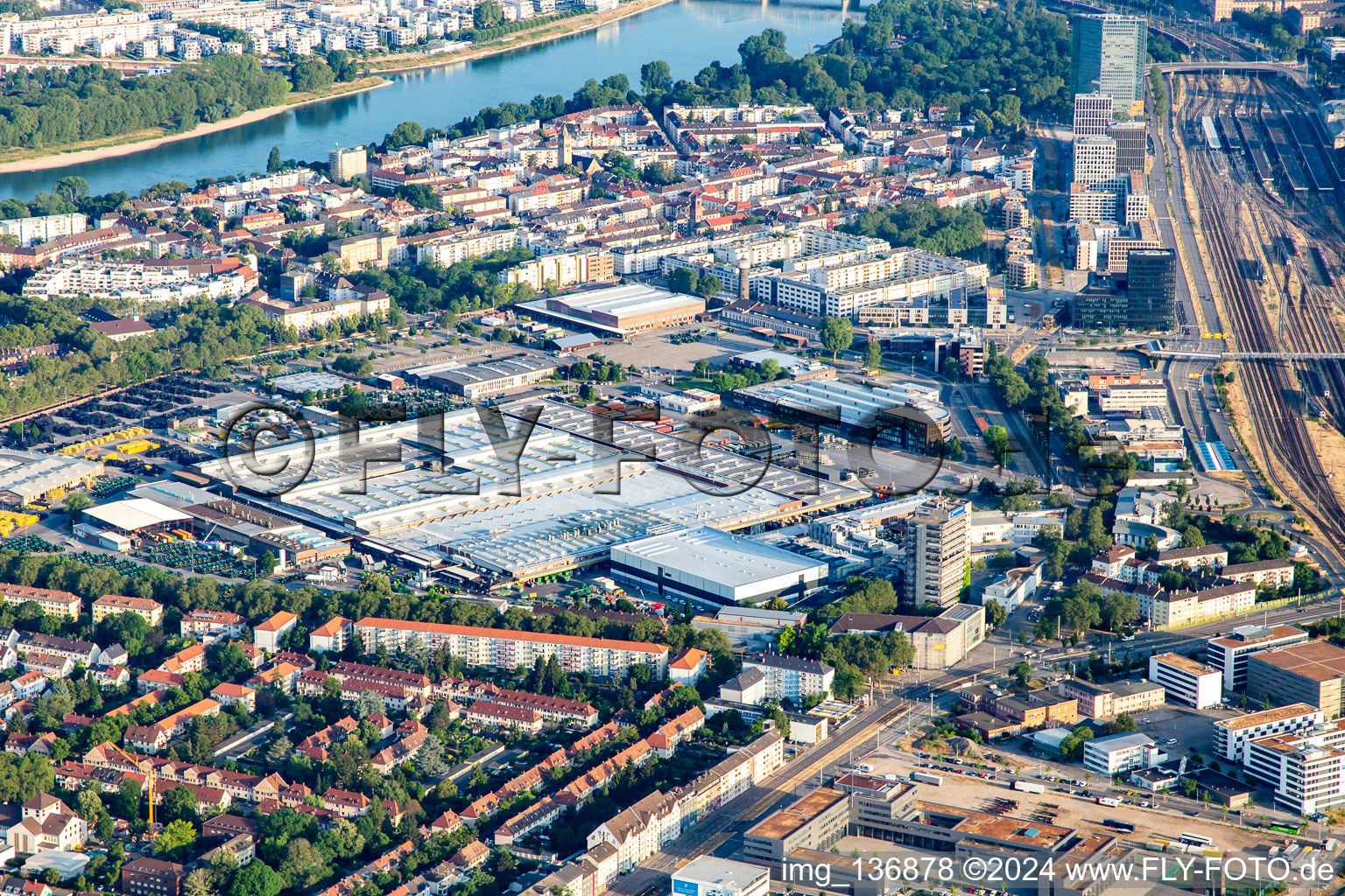 Vue aérienne de John Deere GmbH & Co. KG à le quartier Lindenhof in Mannheim dans le département Bade-Wurtemberg, Allemagne