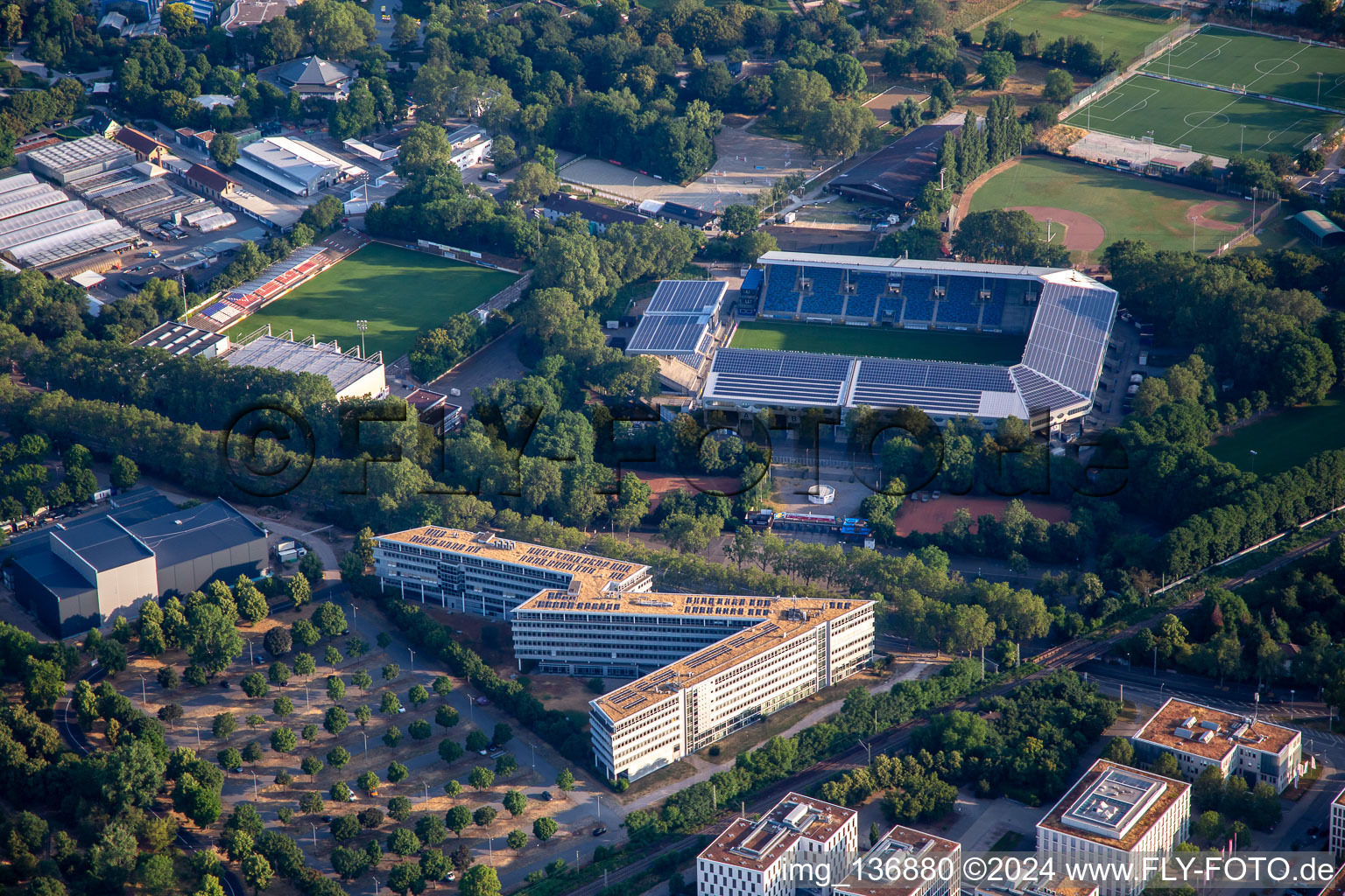 Vue aérienne de Stade Carl Benz et centre de football Rhein Neckar à le quartier Oststadt in Mannheim dans le département Bade-Wurtemberg, Allemagne