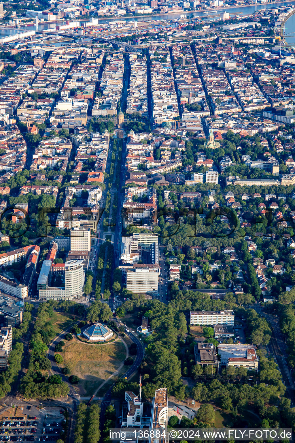 Vue aérienne de Planétarium et installations d'Augusta dans le prolongement de l'A656 à le quartier Oststadt in Mannheim dans le département Bade-Wurtemberg, Allemagne