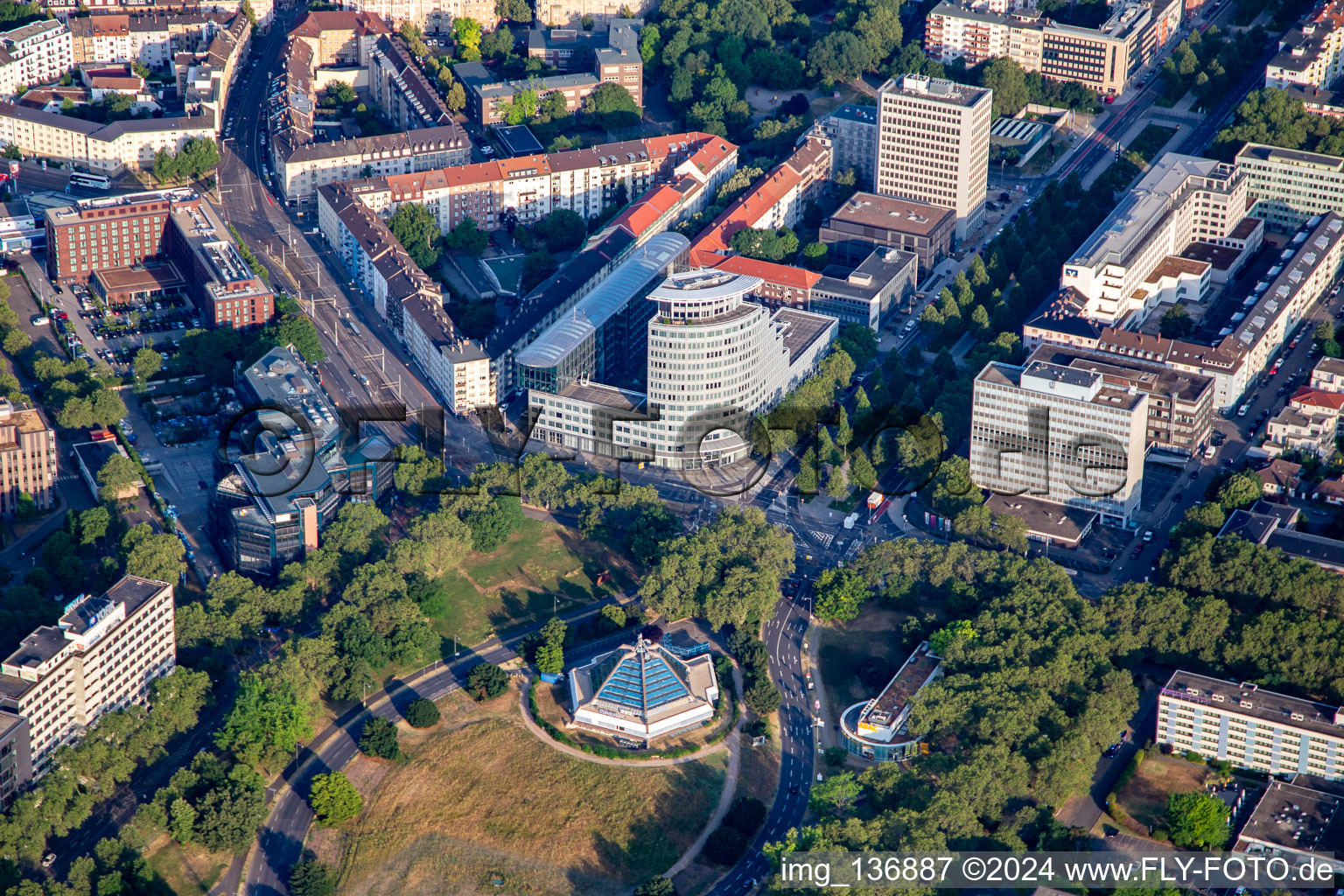 Vue aérienne de Planétarium sur la Karnickelwiese à le quartier Schwetzingerstadt in Mannheim dans le département Bade-Wurtemberg, Allemagne