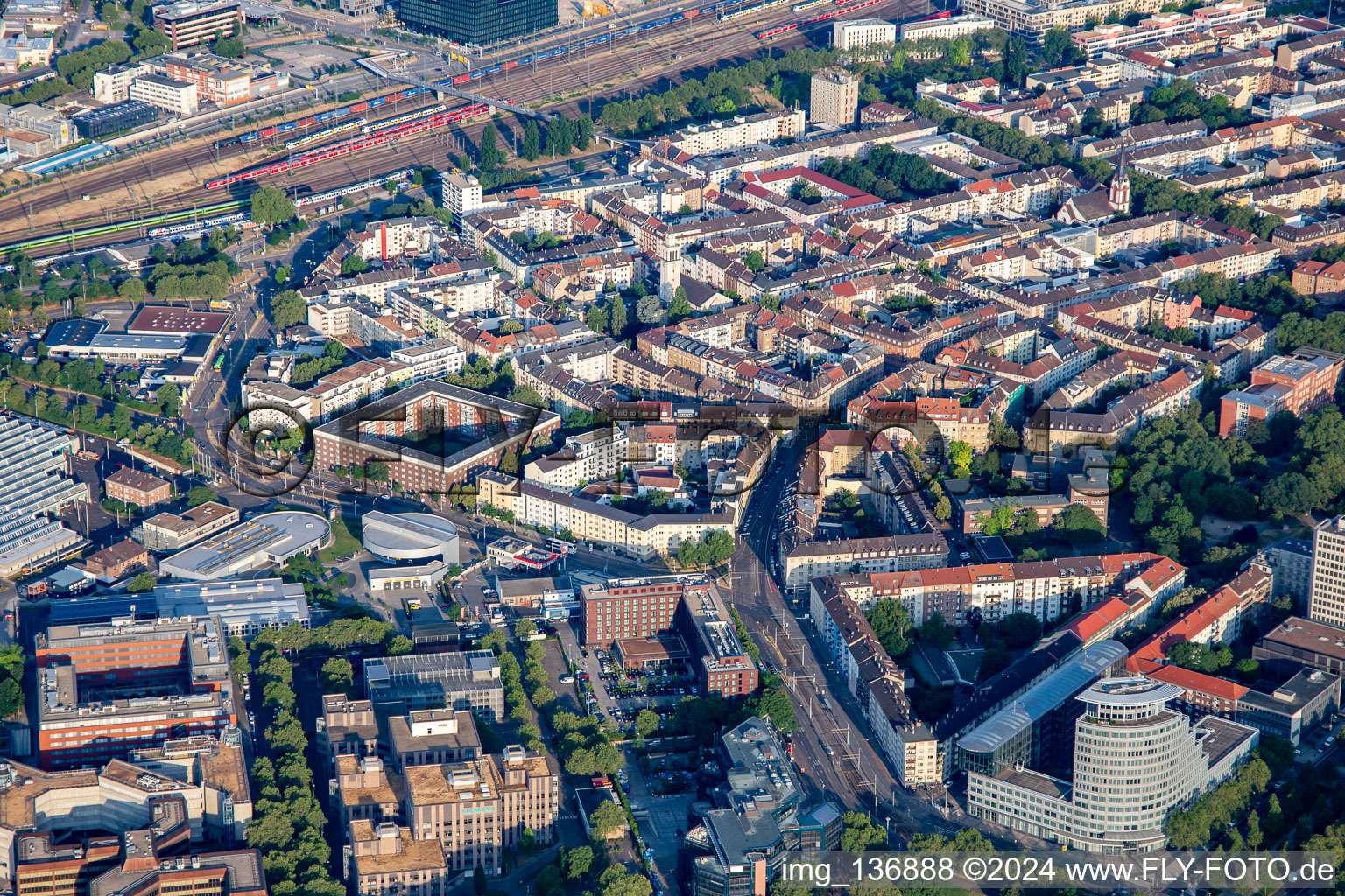 Vue aérienne de Seckenheimer Straße et B37 à le quartier Oststadt in Mannheim dans le département Bade-Wurtemberg, Allemagne