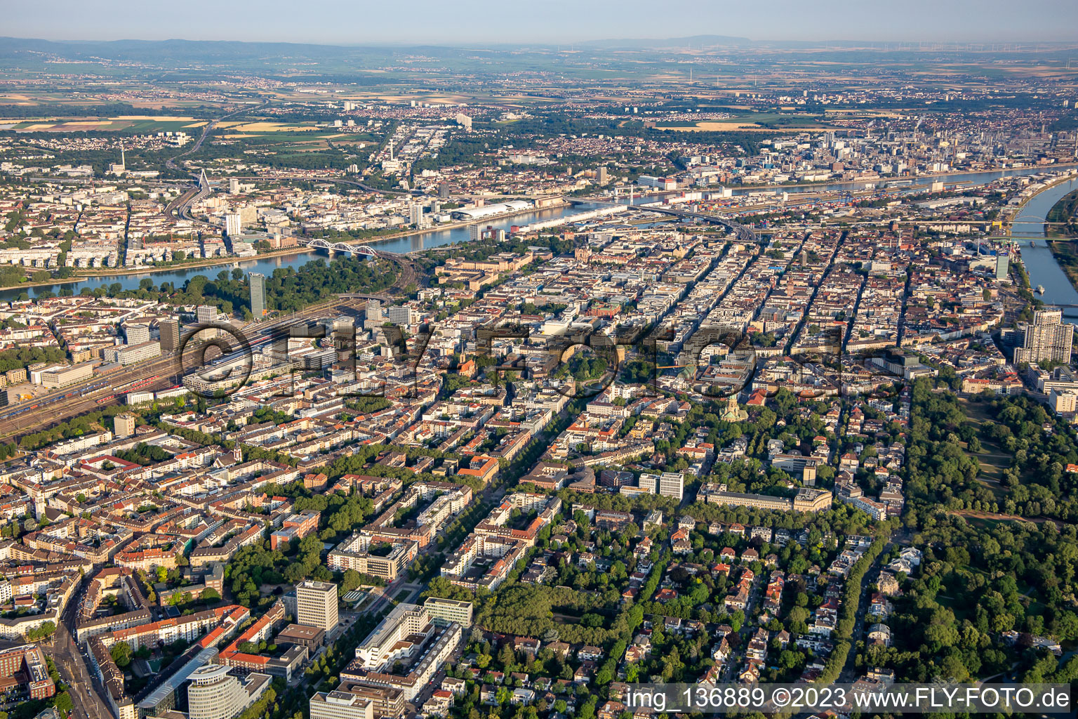 Vue aérienne de Un parc Oststadt devant les places à le quartier Oststadt in Mannheim dans le département Bade-Wurtemberg, Allemagne