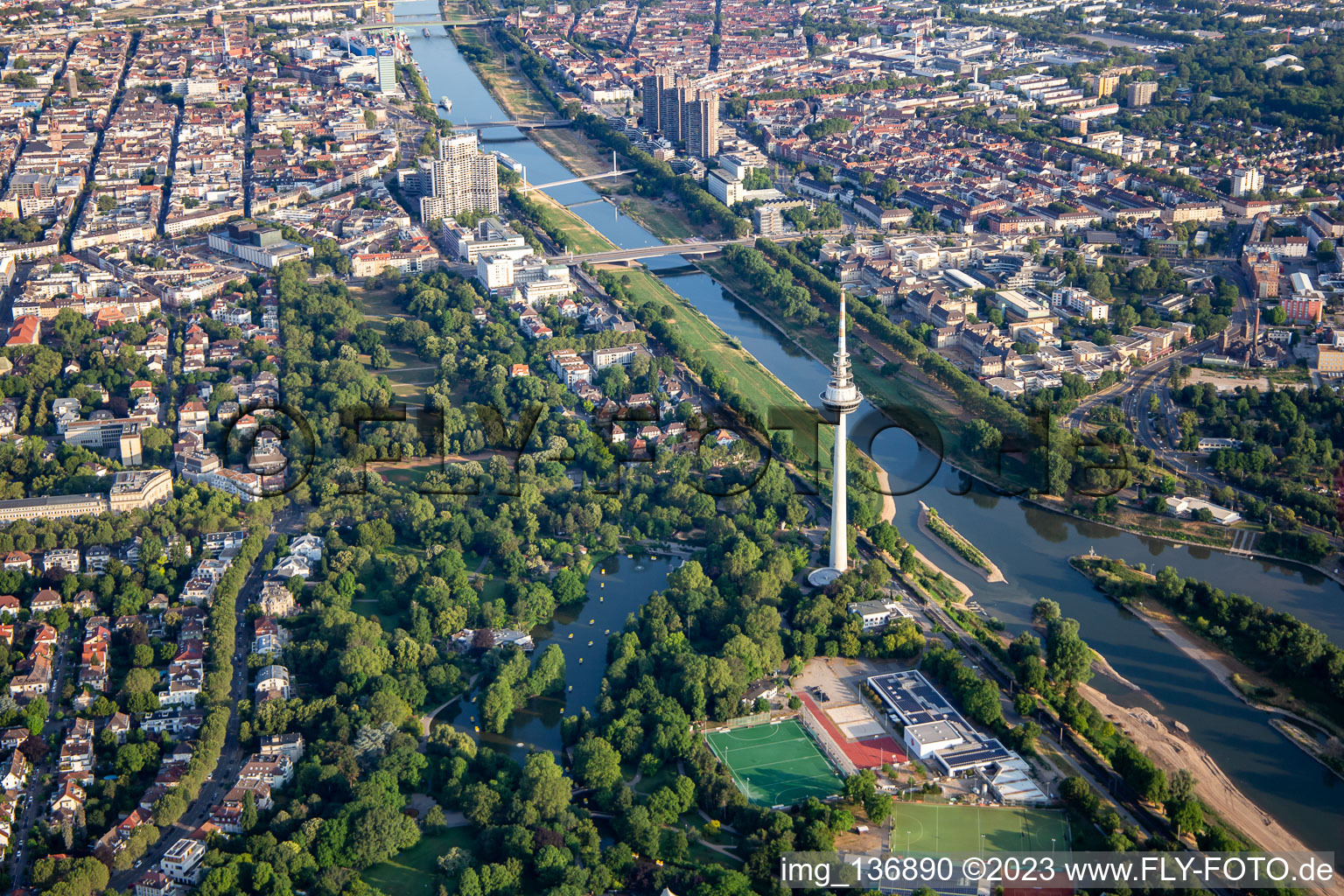 Vue aérienne de Tour de télécommunication et Kutzerweiher à Luisenpark sur les rives du Neckar à le quartier Oststadt in Mannheim dans le département Bade-Wurtemberg, Allemagne