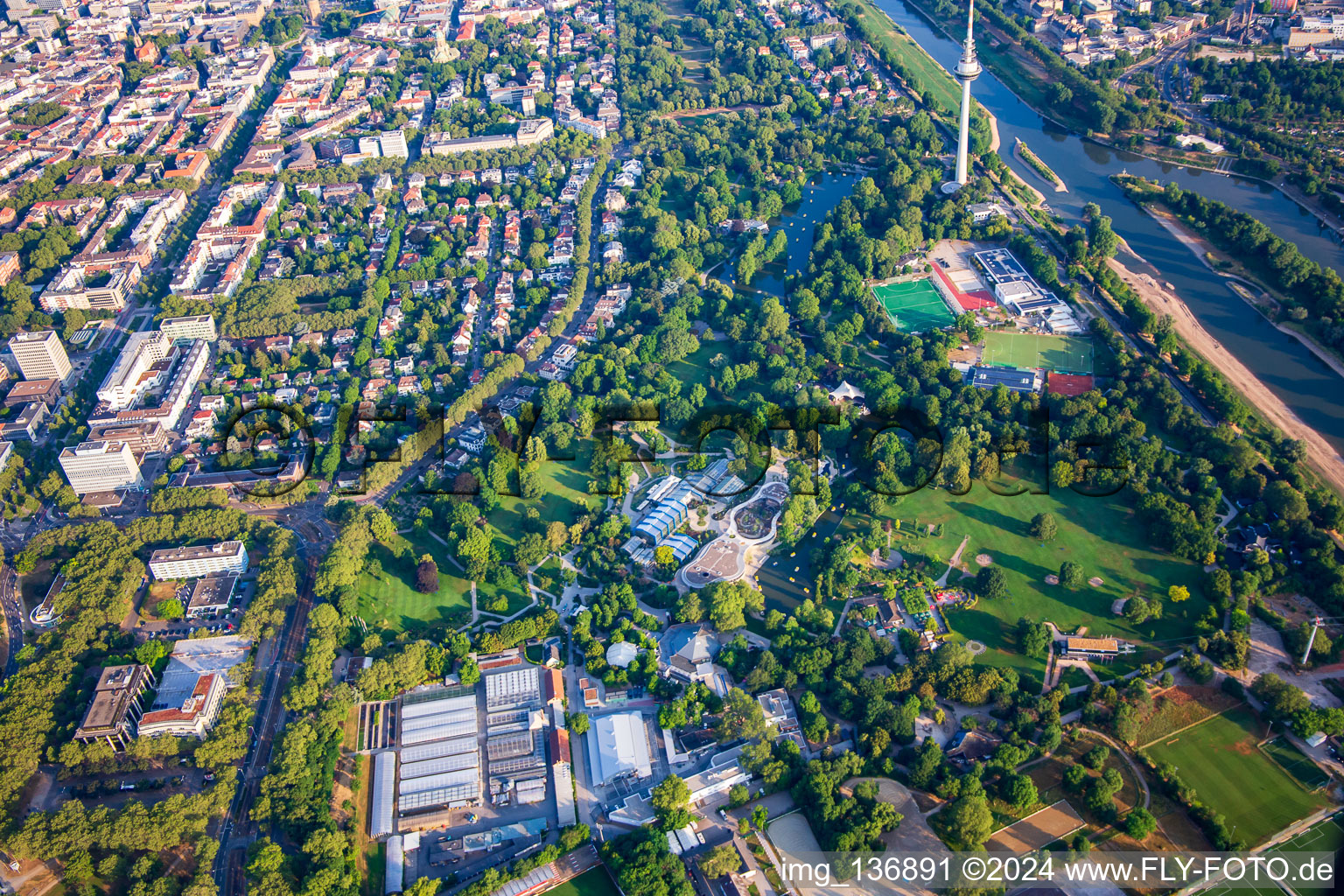 Vue aérienne de Luisenpark Mannheim Avec gondoles sur le Kutzerweiher sur le Neckar, dans le cadre du Salon fédéral des jardins 2023 BUGA23 à le quartier Oststadt in Mannheim dans le département Bade-Wurtemberg, Allemagne