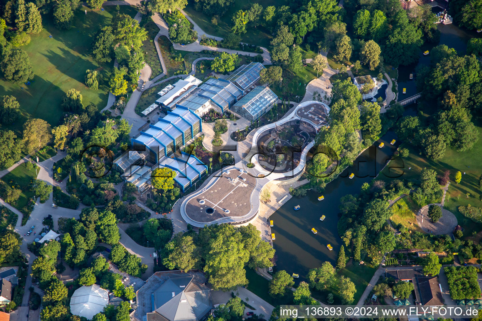 Vue aérienne de Maison d'exposition des plantes (jardin botanique) à Luisenpark, dans le cadre du Federal Garden Show 2023 BUGA23 à le quartier Oststadt in Mannheim dans le département Bade-Wurtemberg, Allemagne