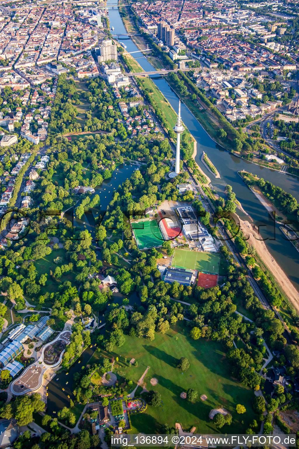 Vue aérienne de Luisenpark Mannheim avec tour de télécommunication Mannheim sur le Neckar, partie du Salon fédéral des jardins 2023 BUGA23 à le quartier Oststadt in Mannheim dans le département Bade-Wurtemberg, Allemagne