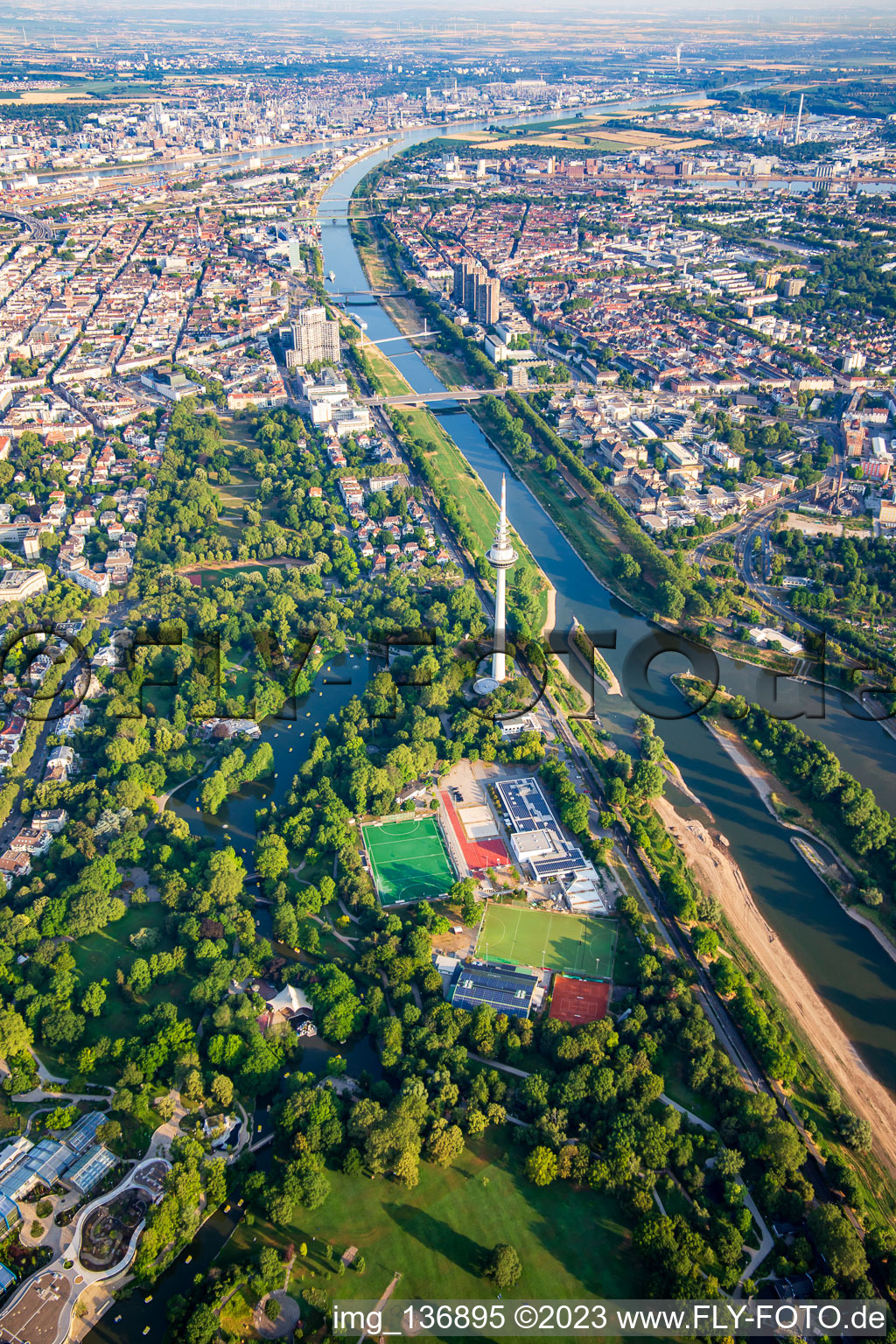 Vue aérienne de Luisenpark Mannheim avec tour de télécommunication Mannheim sur le Neckar, partie du Salon fédéral des jardins 2023 BUGA23 à le quartier Oststadt in Mannheim dans le département Bade-Wurtemberg, Allemagne