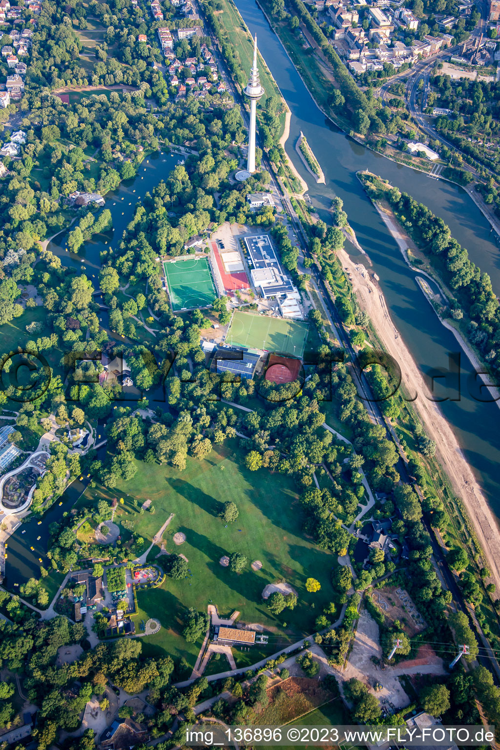 Photographie aérienne de Luisenpark Mannheim avec tour de télécommunication Mannheim sur le Neckar, partie du Salon fédéral des jardins 2023 BUGA23 à le quartier Oststadt in Mannheim dans le département Bade-Wurtemberg, Allemagne