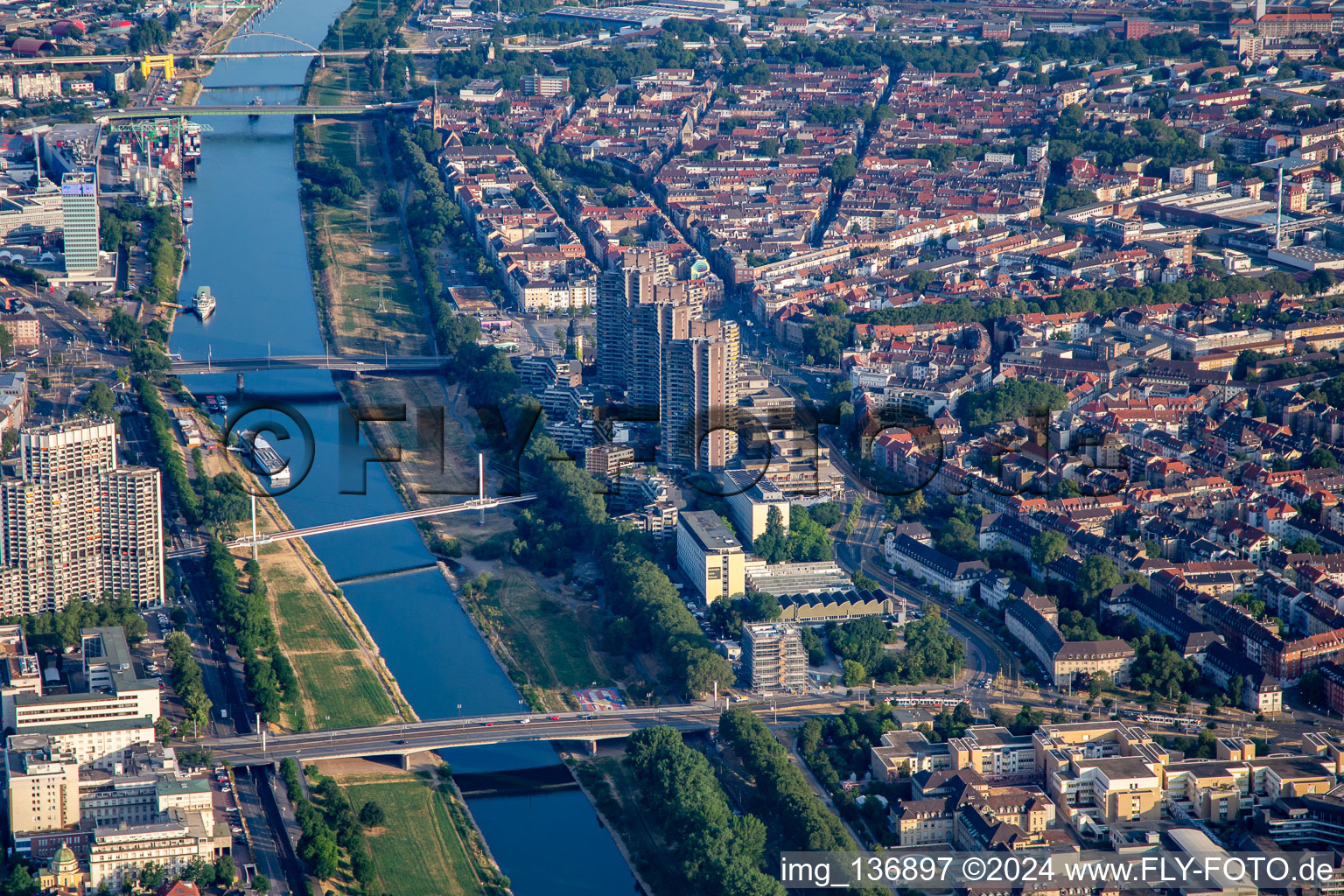 Vue aérienne de Rive nord du Neckar avec Ebertbrücke, Collini-Steg et Kurpfalzbrücke à le quartier Neckarstadt-Ost in Mannheim dans le département Bade-Wurtemberg, Allemagne