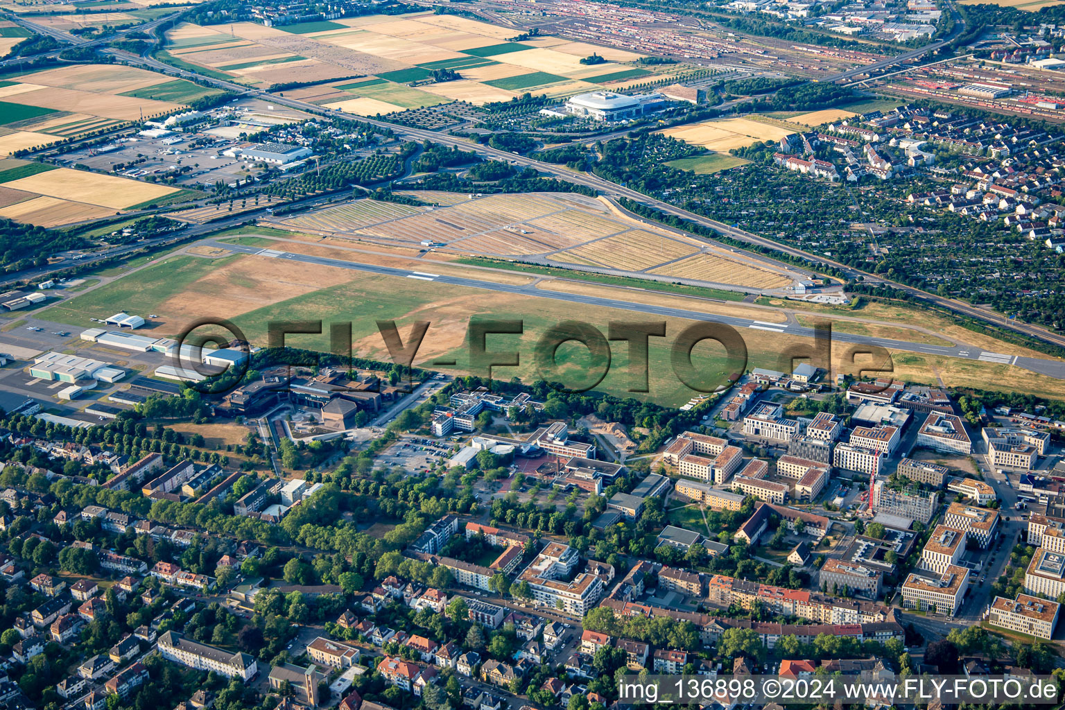 Vue aérienne de Aéroport de la ville depuis le nord-ouest à le quartier Neuostheim in Mannheim dans le département Bade-Wurtemberg, Allemagne