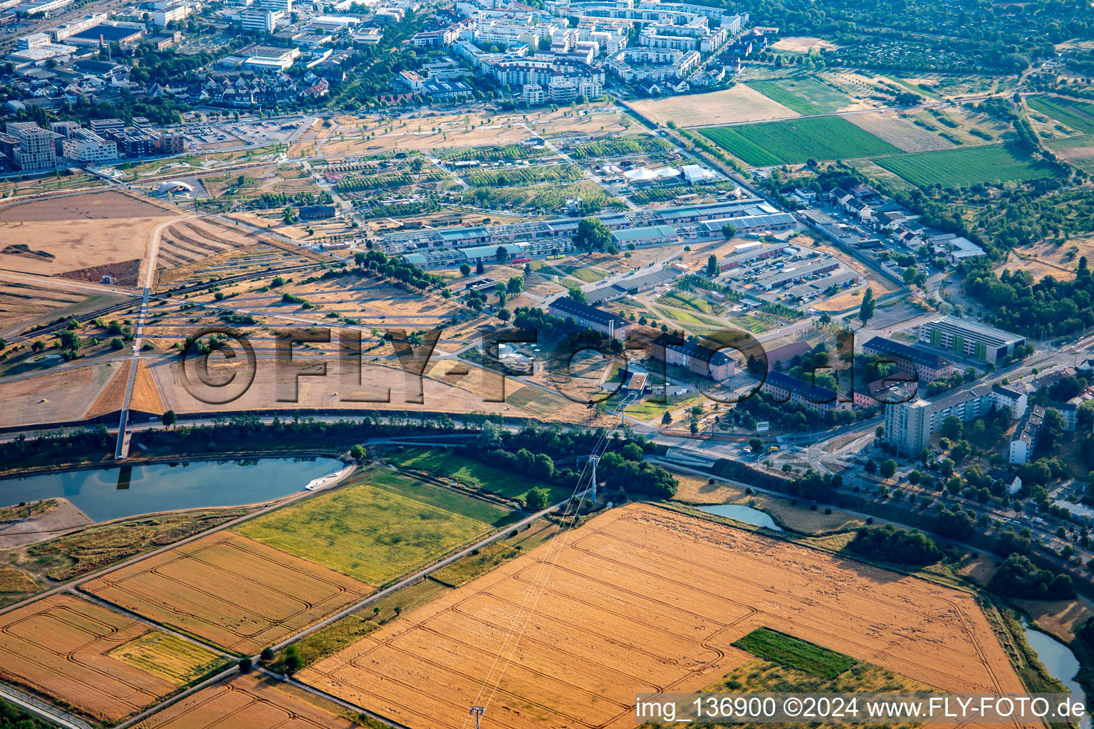 Vue aérienne de Parc Spinelli du Salon fédéral des jardins Mannheim BUGA 2023 avec téléphérique jusqu'au Luisenpark à le quartier Feudenheim in Mannheim dans le département Bade-Wurtemberg, Allemagne