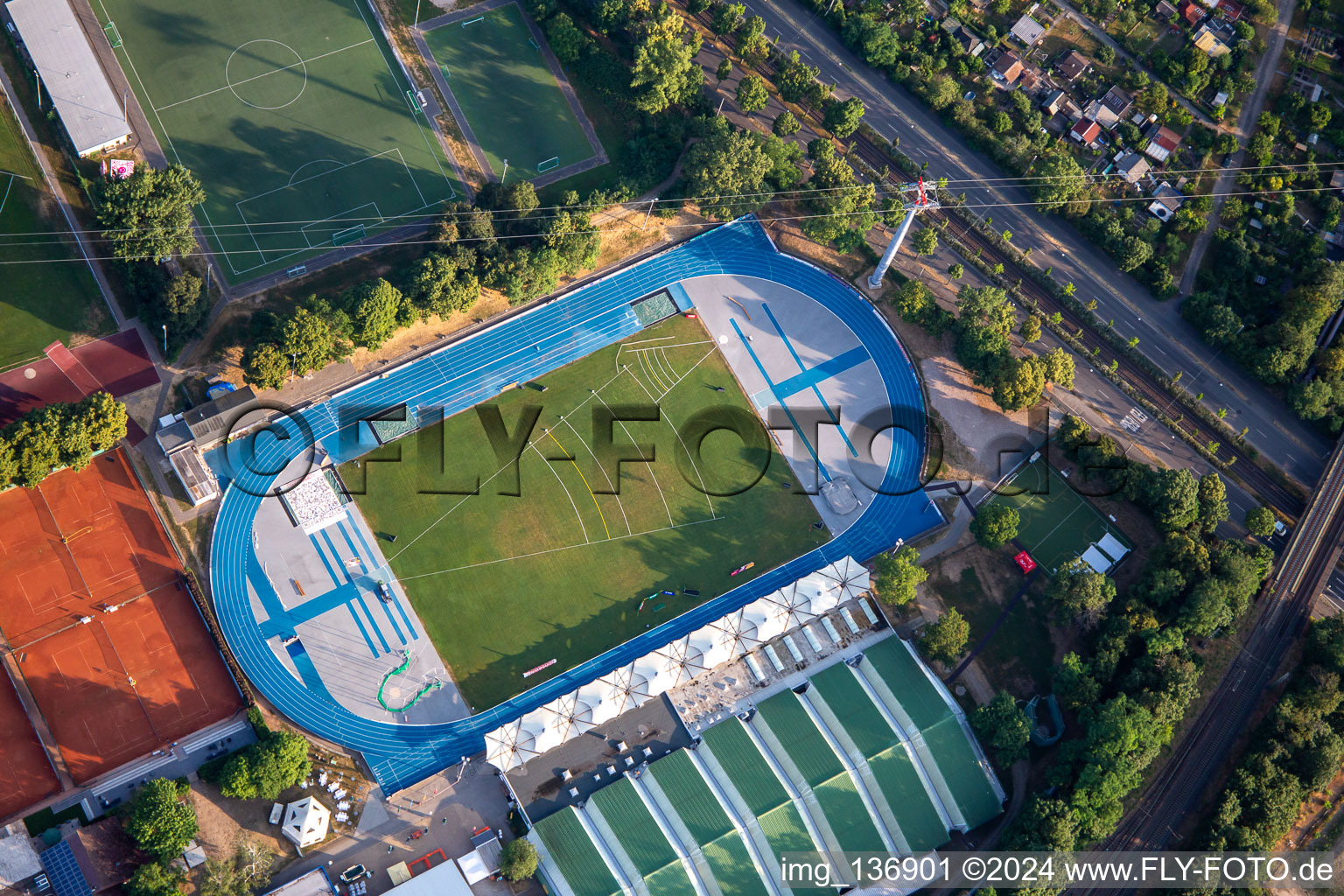 Vue aérienne de Base olympique d'athlétisme avec stade Michael Hoffmann à le quartier Neckarstadt-Ost in Mannheim dans le département Bade-Wurtemberg, Allemagne