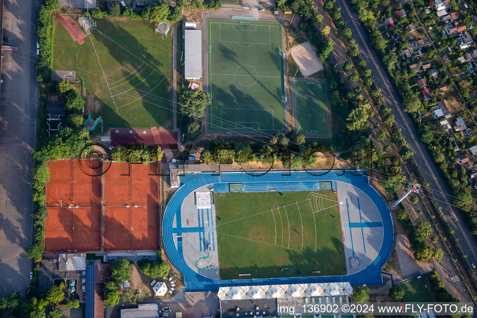 Vue aérienne de Base olympique d'athlétisme avec stade Michael Hoffmann, PSV Mannheim eV - terrain de sport et base de tennis Mannheim à le quartier Neckarstadt-Ost in Mannheim dans le département Bade-Wurtemberg, Allemagne