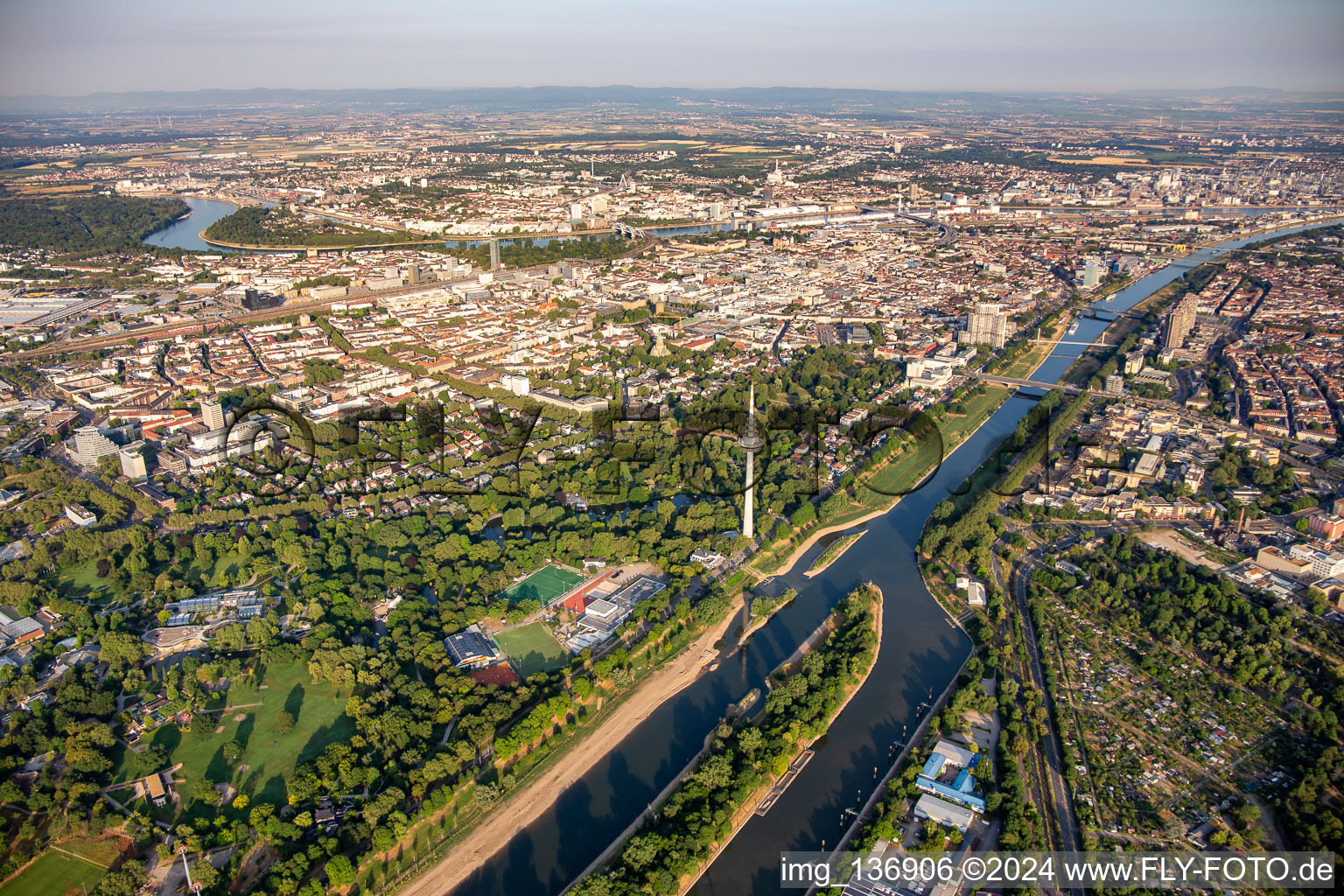 Luisenpark Mannheim avec tour de télécommunication Mannheim sur le Neckar, partie du Salon fédéral des jardins 2023 BUGA23 à le quartier Oststadt in Mannheim dans le département Bade-Wurtemberg, Allemagne d'en haut