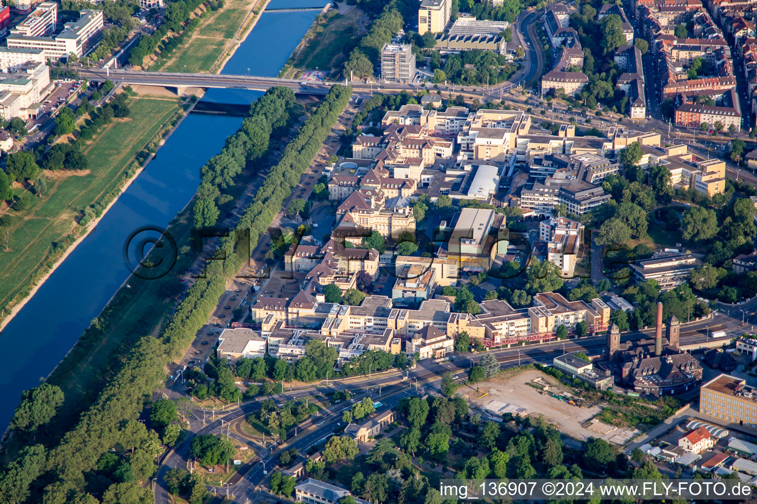 Vue aérienne de Hôpital universitaire Mannheim du sud-est à le quartier Neckarstadt-Ost in Mannheim dans le département Bade-Wurtemberg, Allemagne