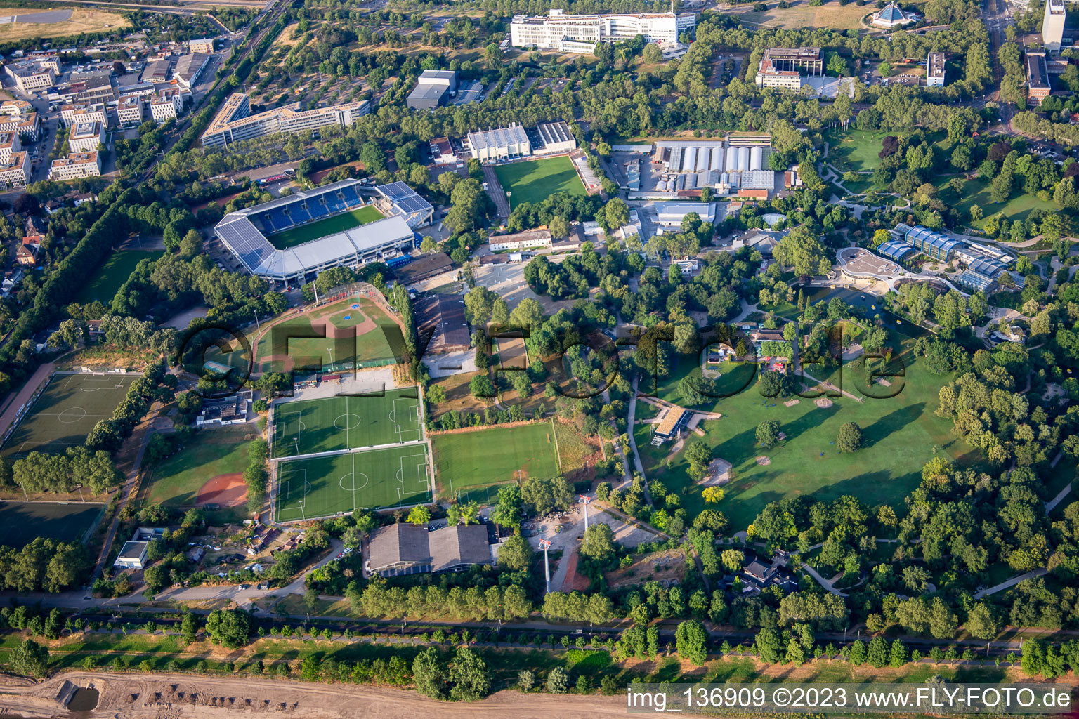 Vue aérienne de Stade Carl Benz, VfR Mannheim 1896 eV - centre de jeunesse - terrain d'entraînement en herbe Ativ, au Luisenpark à le quartier Oststadt in Mannheim dans le département Bade-Wurtemberg, Allemagne