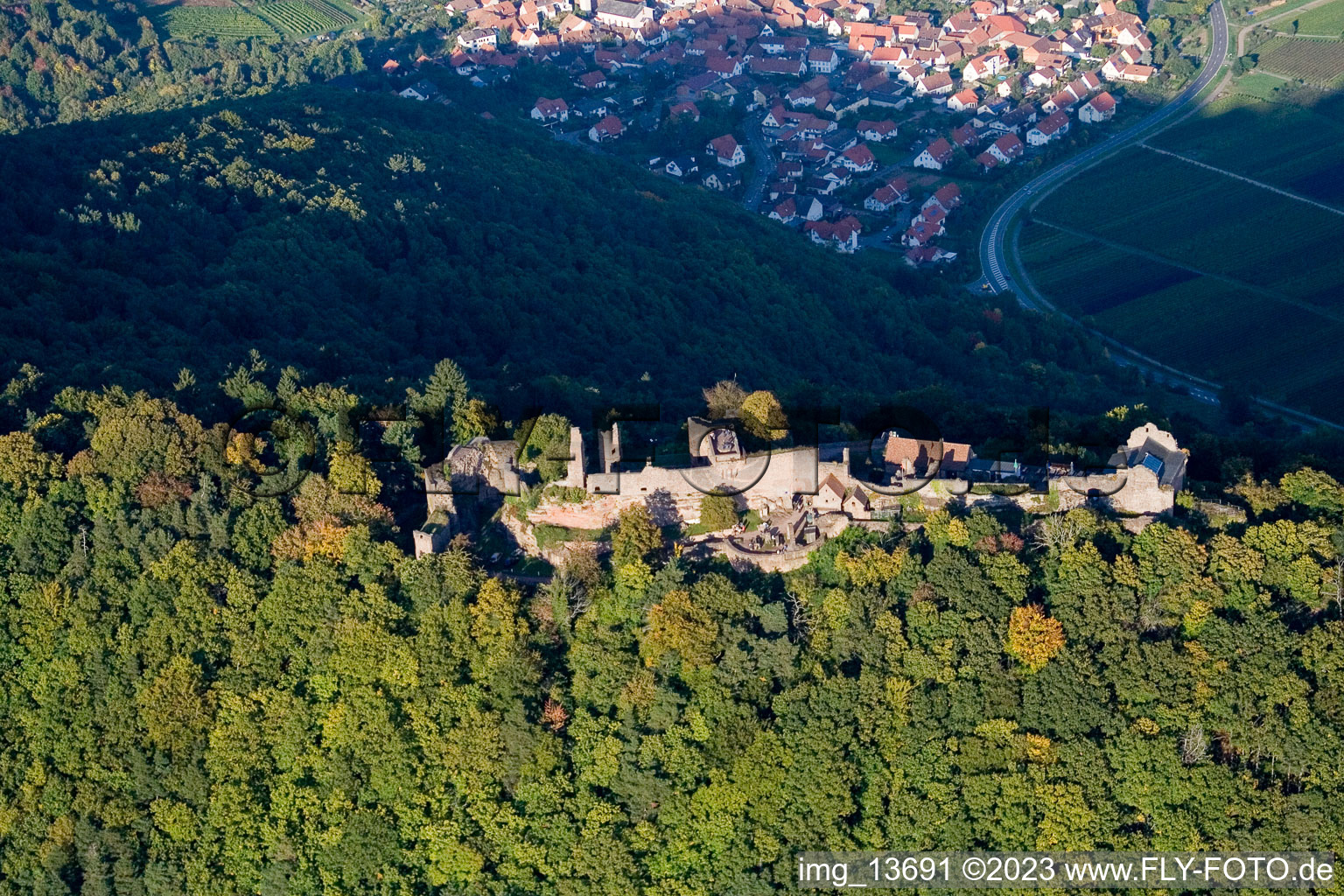 Vue aérienne de Ruines du château de Madenbourg à Eschbach dans le département Rhénanie-Palatinat, Allemagne