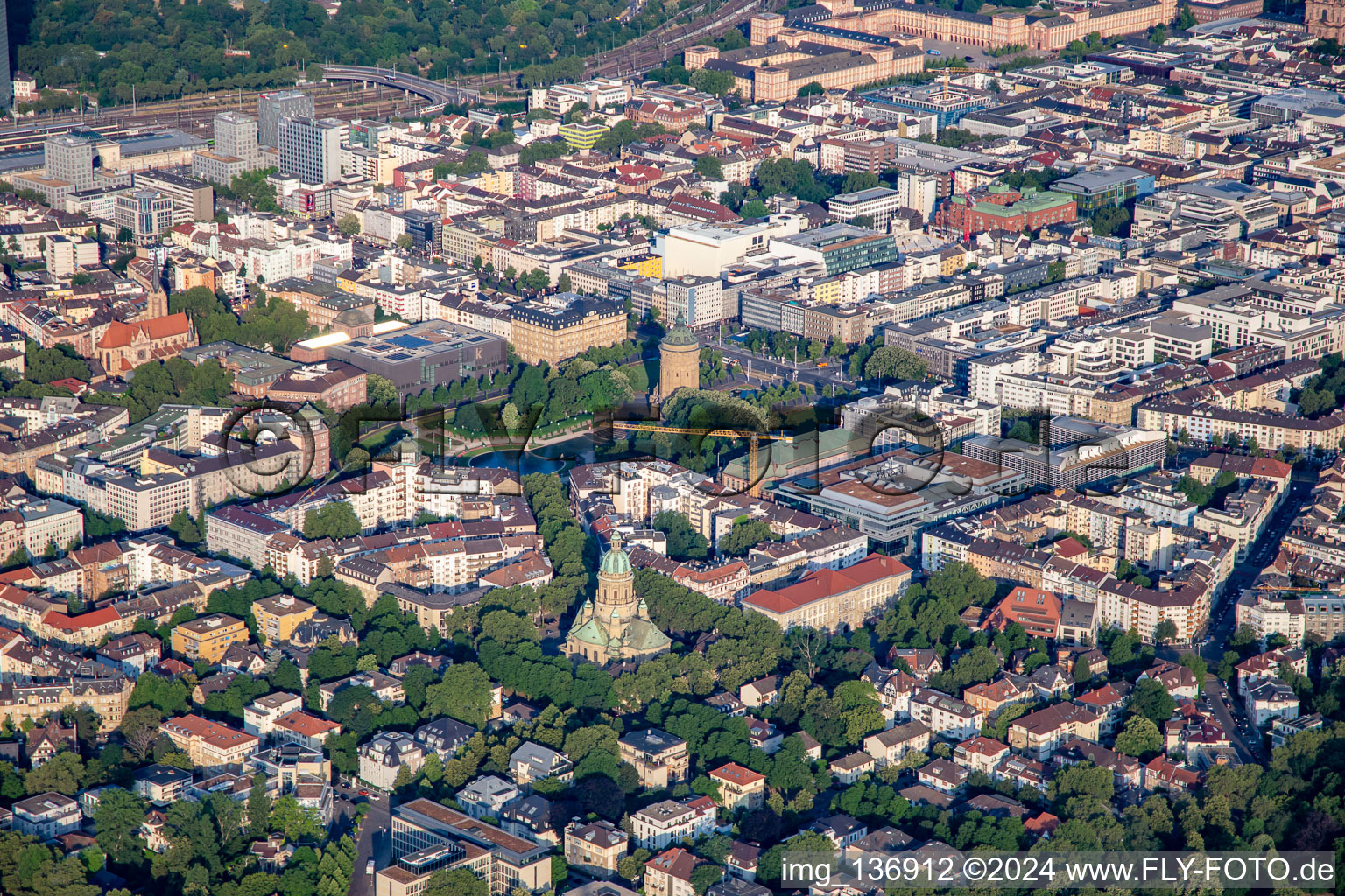 Vue aérienne de Christ Church et château d'eau Mannheim à le quartier Oststadt in Mannheim dans le département Bade-Wurtemberg, Allemagne